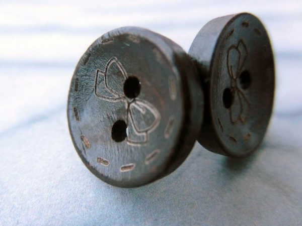 Holzknopf Ohrstecker mit Schleife Naht Gravur